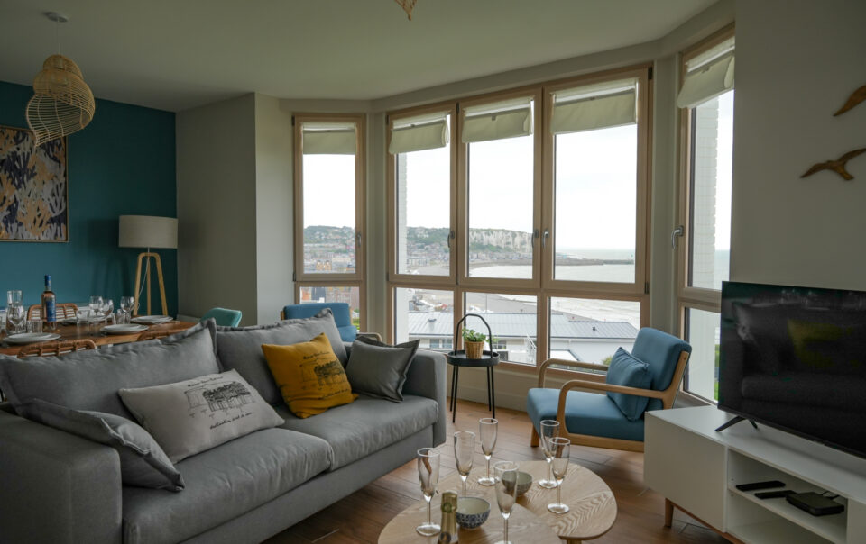 Villa Sunset séjour ouvert pièce à vivre salon Bleu Majorelle